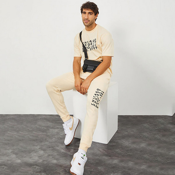 http://631760.leandytrade-hk.tech/products/men-cream-colored-solid-slim-fit-cotton-joggers