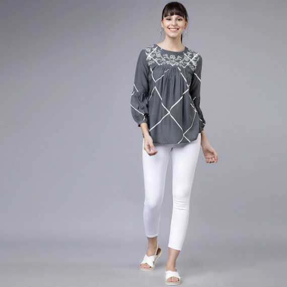 http://631760.leandytrade-hk.tech/products/women-grey-and-white-printed-a-line-top