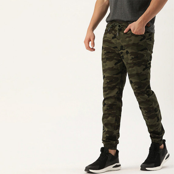 http://631760.leandytrade-hk.tech/products/men-olive-green-camouflage-printed-slim-fit-joggers-trousers