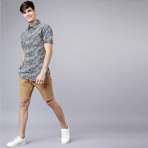 http://631760.leandytrade-hk.tech/products/men-khaki-solid-slim-fit-regular-shorts